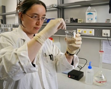 Dorothée Drucker extracting collagen at the Geosciences Department of the University of Tübingen (Germany). (picture from W. Gerber, Uni. Tübingen)